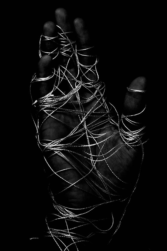 صور صادمة تجسد صراع الإنسان مع الفضاء الافتراضي والشبكة العنكبوتية صورة رقم 8