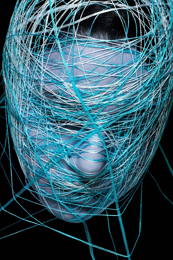 صور صادمة تجسد صراع الإنسان مع الفضاء الافتراضي والشبكة العنكبوتية صورة رقم 9