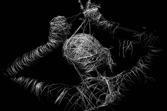 صور صادمة تجسد صراع الإنسان مع الفضاء الافتراضي والشبكة العنكبوتية صورة رقم 10