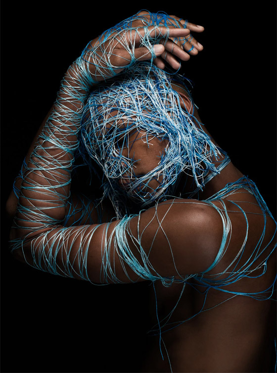 صور صادمة تجسد صراع الإنسان مع الفضاء الافتراضي والشبكة العنكبوتية صورة رقم 11