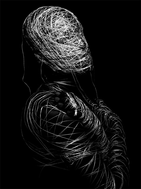 صور صادمة تجسد صراع الإنسان مع الفضاء الافتراضي والشبكة العنكبوتية صورة رقم 12