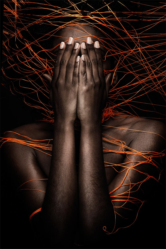 صور صادمة تجسد صراع الإنسان مع الفضاء الافتراضي والشبكة العنكبوتية صورة رقم 13