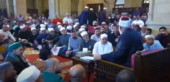 فيديو.. مفتي مصر الأسبق يوبخ طلبة انصرفوا عن درسه إلى درس شيخ آخر صورة رقم 3 فيديو.. مفتي مصر الأسبق يوبخ طلبة انصرفوا عن درسه إلى درس شيخ آخر صورة رقم 3