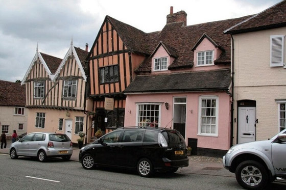 ما سر المباني المباني المائلة في قرية لافنهام الإنجليزية؟ صورة رقم 5