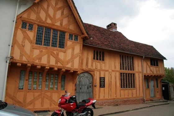 ما سر المباني المباني المائلة في قرية لافنهام الإنجليزية؟ صورة رقم 6