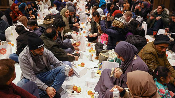 لأول مرة.. آذان المغرب يُرفع من داخل كاتدرائية مانشستر خلال إفطار جماعي صورة رقم 9 لأول مرة.. آذان المغرب يُرفع من داخل كاتدرائية مانشستر خلال إفطار جماعي صورة رقم 9