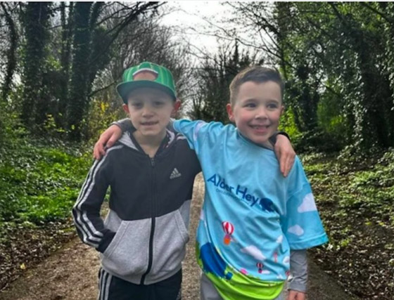 طفل في السابعة يمشي 65 كيلومتراً لعلاج ابن عمه صورة رقم 1