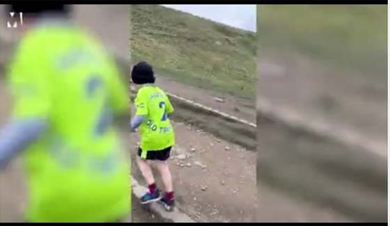 طفل في السابعة يمشي 65 كيلومتراً لعلاج ابن عمه صورة رقم 4