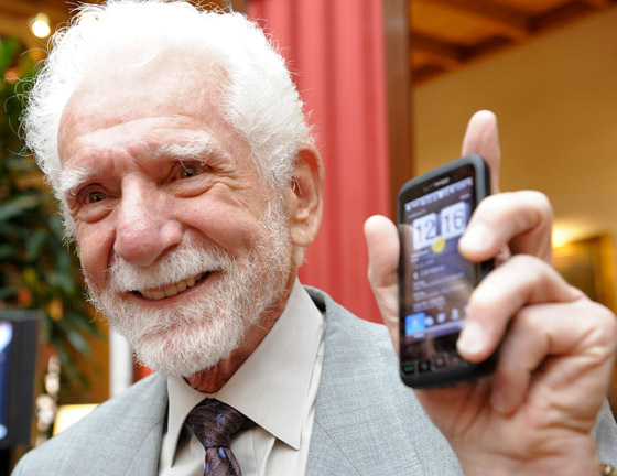 مخترع الهاتف المحمول مصدوم: الناس أصبحوا مدمنين ومهووسين بالموبايل! صورة رقم 5