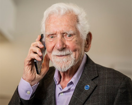 مخترع الهاتف المحمول مصدوم: الناس أصبحوا مدمنين ومهووسين بالموبايل! صورة رقم 8