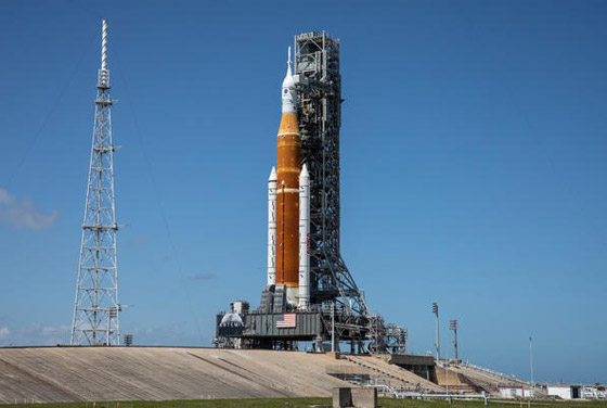 امرأة و3 رجال من 