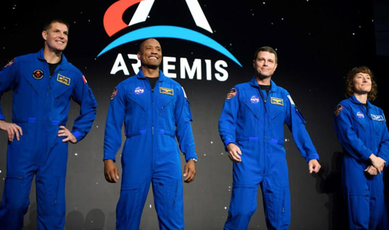 امرأة و3 رجال من 