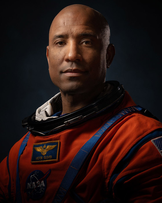 امرأة و3 رجال من 