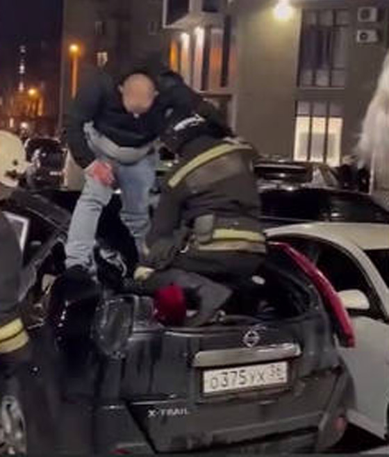 روسي سقط من 19 طابقا وارتطم بسيارة ثم يظهر كأن شيئا لم يكن! صورة رقم 2 روسي سقط من 19 طابقا وارتطم بسيارة ثم يظهر كأن شيئا لم يكن! صورة رقم 2