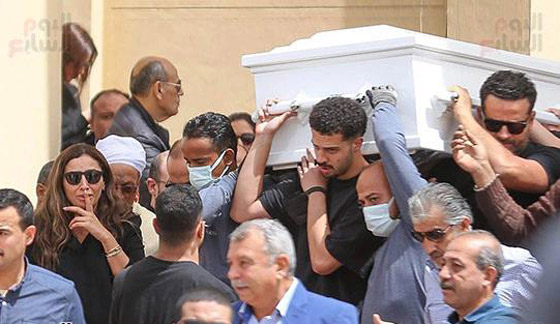دينا الشربيني تحتضن جثمان والدها داخل المسجد باكية بهيستيريا.. وعمرو دياب يعزيها صورة رقم 2 دينا الشربيني تحتضن جثمان والدها داخل المسجد باكية بهيستيريا.. وعمرو دياب يعزيها صورة رقم 2