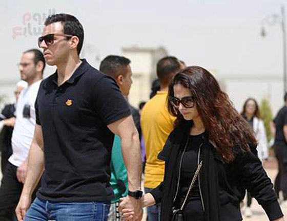 دينا الشربيني تحتضن جثمان والدها داخل المسجد باكية بهيستيريا.. وعمرو دياب يعزيها صورة رقم 4 دينا الشربيني تحتضن جثمان والدها داخل المسجد باكية بهيستيريا.. وعمرو دياب يعزيها صورة رقم 4