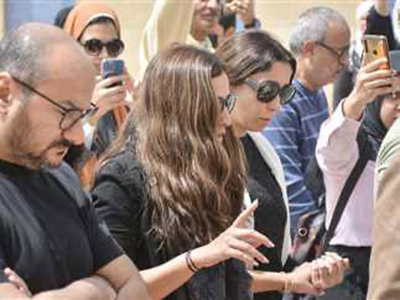 دينا الشربيني تحتضن جثمان والدها داخل المسجد باكية بهيستيريا.. وعمرو دياب يعزيها صورة رقم 5 دينا الشربيني تحتضن جثمان والدها داخل المسجد باكية بهيستيريا.. وعمرو دياب يعزيها صورة رقم 5
