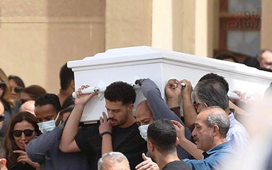 دينا الشربيني تحتضن جثمان والدها داخل المسجد باكية بهيستيريا.. وعمرو دياب يعزيها صورة رقم 6 دينا الشربيني تحتضن جثمان والدها داخل المسجد باكية بهيستيريا.. وعمرو دياب يعزيها صورة رقم 6