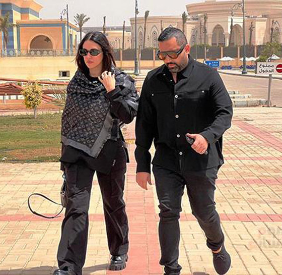 دينا الشربيني تحتضن جثمان والدها داخل المسجد باكية بهيستيريا.. وعمرو دياب يعزيها صورة رقم 7 دينا الشربيني تحتضن جثمان والدها داخل المسجد باكية بهيستيريا.. وعمرو دياب يعزيها صورة رقم 7