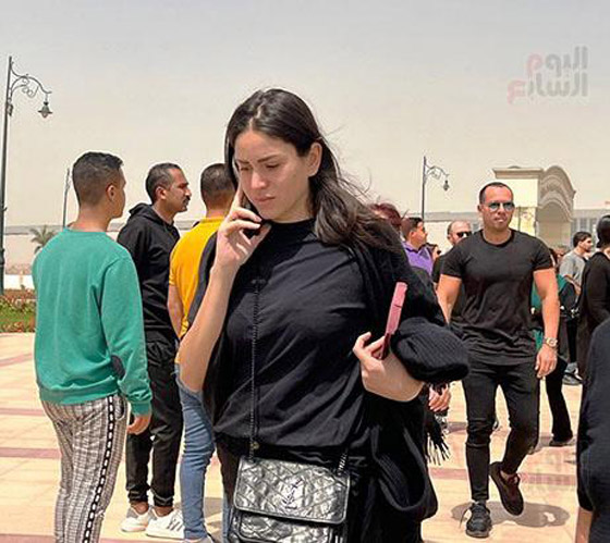 دينا الشربيني تحتضن جثمان والدها داخل المسجد باكية بهيستيريا.. وعمرو دياب يعزيها صورة رقم 8 دينا الشربيني تحتضن جثمان والدها داخل المسجد باكية بهيستيريا.. وعمرو دياب يعزيها صورة رقم 8