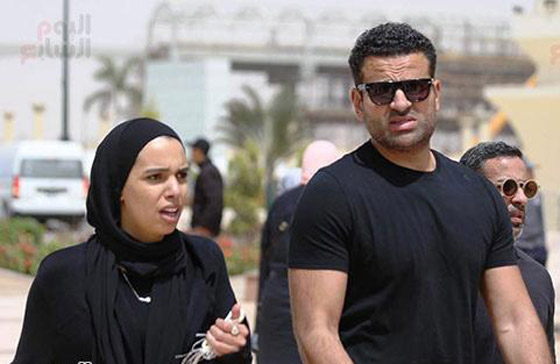 دينا الشربيني تحتضن جثمان والدها داخل المسجد باكية بهيستيريا.. وعمرو دياب يعزيها صورة رقم 11 دينا الشربيني تحتضن جثمان والدها داخل المسجد باكية بهيستيريا.. وعمرو دياب يعزيها صورة رقم 11