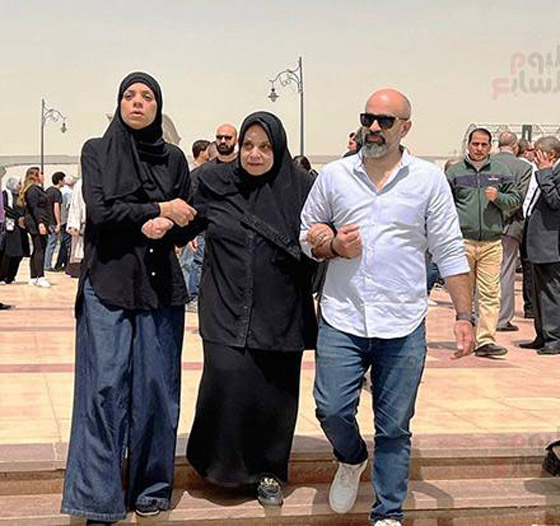دينا الشربيني تحتضن جثمان والدها داخل المسجد باكية بهيستيريا.. وعمرو دياب يعزيها صورة رقم 9 دينا الشربيني تحتضن جثمان والدها داخل المسجد باكية بهيستيريا.. وعمرو دياب يعزيها صورة رقم 9