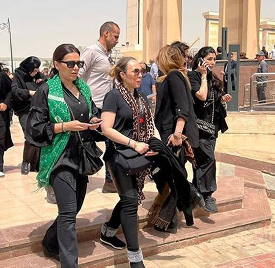 دينا الشربيني تحتضن جثمان والدها داخل المسجد باكية بهيستيريا.. وعمرو دياب يعزيها صورة رقم 13 دينا الشربيني تحتضن جثمان والدها داخل المسجد باكية بهيستيريا.. وعمرو دياب يعزيها صورة رقم 13