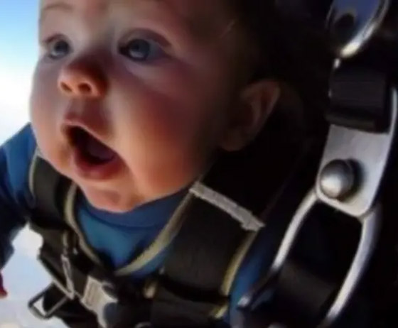 صور تخطف الأنفاس لطفل يقفز بالمظلة.. هل يعقل؟ صورة رقم 1