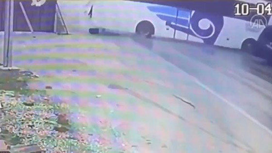 فيديو.. حادث سير مروع كاد يؤدي لكارثة صورة رقم 1 فيديو.. حادث سير مروع كاد يؤدي لكارثة صورة رقم 1