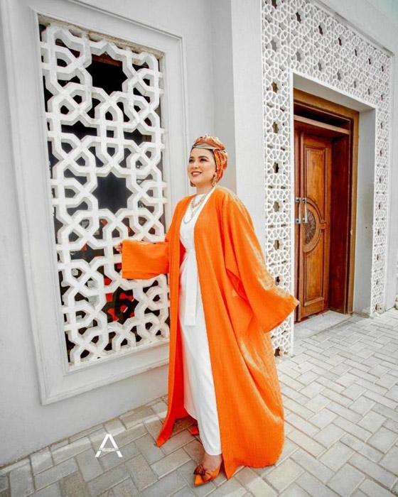 ألوان النيون تهيمن على موضة الصيف صورة رقم 6