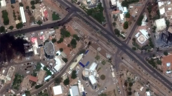 اشتباكات السودان: 97 قتيل و365 مصاب! دمار وحرائق وأضرار جسيمة.. فيديو وصور من الفضاء صورة رقم 5 اشتباكات السودان: 97 قتيل و365 مصاب! دمار وحرائق وأضرار جسيمة.. فيديو وصور من الفضاء صورة رقم 5
