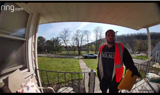 لص ينتحل شخصية سائق توصيل ويهاجم منزلاً بمسدسه.. والنتيجة صادمة صورة رقم 3