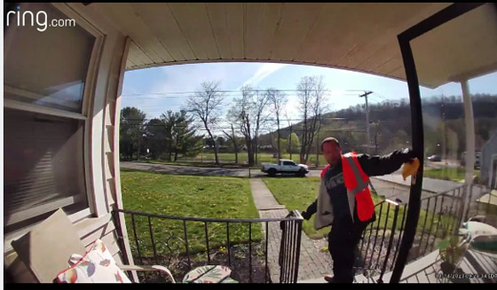 لص ينتحل شخصية سائق توصيل ويهاجم منزلاً بمسدسه.. والنتيجة صادمة صورة رقم 5