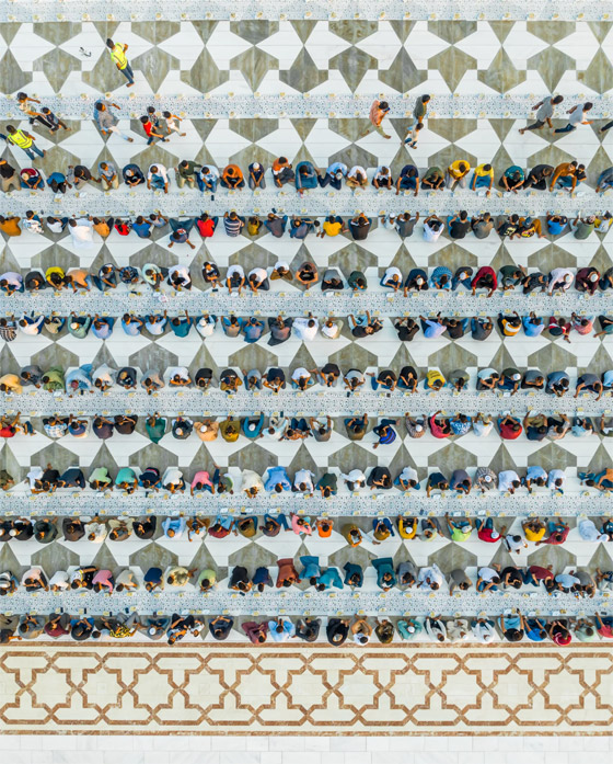 هل يمكنك رصد الصائمين؟ إماراتي يوثق صورة ساحرة لإفطار جماعي برمضان صورة رقم 2 هل يمكنك رصد الصائمين؟ إماراتي يوثق صورة ساحرة لإفطار جماعي برمضان صورة رقم 2