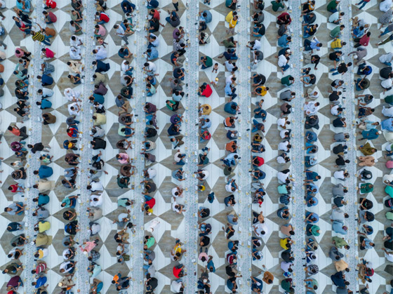 هل يمكنك رصد الصائمين؟ إماراتي يوثق صورة ساحرة لإفطار جماعي برمضان صورة رقم 7 هل يمكنك رصد الصائمين؟ إماراتي يوثق صورة ساحرة لإفطار جماعي برمضان صورة رقم 7