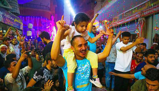 أطول مائدة رمضانية فى مصر بطول 2.5 كم.. الأهالى ينظمون إفطارا لـ10 آلاف صائم صورة رقم 1