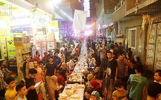 أطول مائدة رمضانية فى مصر بطول 2.5 كم.. الأهالى ينظمون إفطارا لـ10 آلاف صائم صورة رقم 2