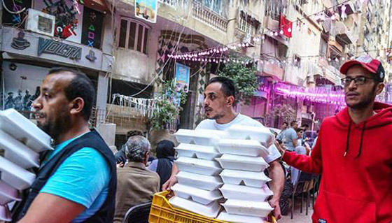 أطول مائدة رمضانية فى مصر بطول 2.5 كم.. الأهالى ينظمون إفطارا لـ10 آلاف صائم صورة رقم 3
