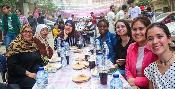 أطول مائدة رمضانية فى مصر بطول 2.5 كم.. الأهالى ينظمون إفطارا لـ10 آلاف صائم صورة رقم 5