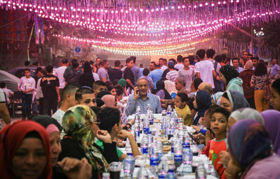 أطول مائدة رمضانية فى مصر بطول 2.5 كم.. الأهالى ينظمون إفطارا لـ10 آلاف صائم صورة رقم 6