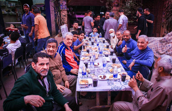 أطول مائدة رمضانية فى مصر بطول 2.5 كم.. الأهالى ينظمون إفطارا لـ10 آلاف صائم صورة رقم 7
