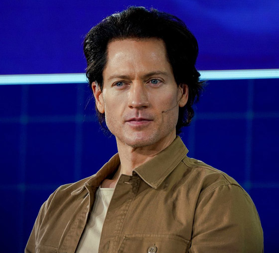 ملياردير أمريكي يتبادل بلازما الدم مع ابنه وأبيه السبعيني ليبدو بعمر 18 عاما! صورة رقم 10