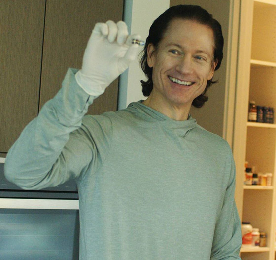 ملياردير أمريكي يتبادل بلازما الدم مع ابنه وأبيه السبعيني ليبدو بعمر 18 عاما! صورة رقم 11