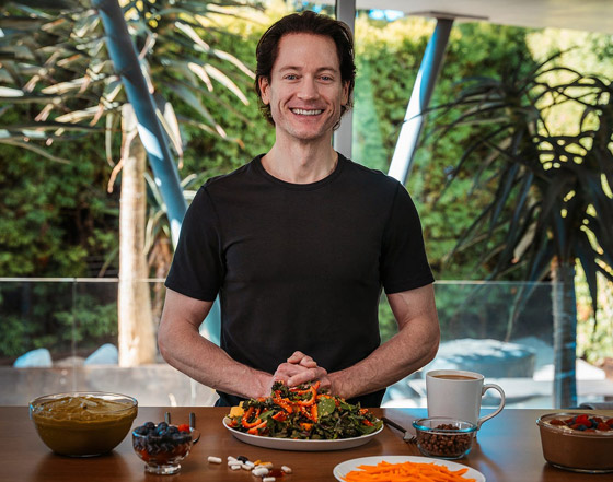 ملياردير أمريكي يتبادل بلازما الدم مع ابنه وأبيه السبعيني ليبدو بعمر 18 عاما! صورة رقم 12