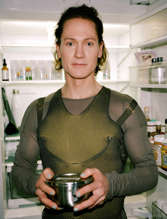 ملياردير أمريكي يتبادل بلازما الدم مع ابنه وأبيه السبعيني ليبدو بعمر 18 عاما! صورة رقم 17