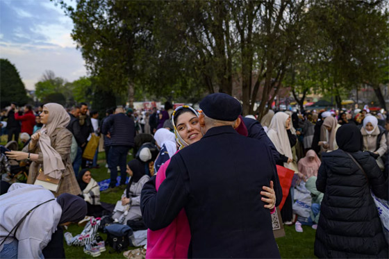 بالصور: الاحتفال بعيد الفطر حول العالم صورة رقم 8 بالصور: الاحتفال بعيد الفطر حول العالم صورة رقم 8