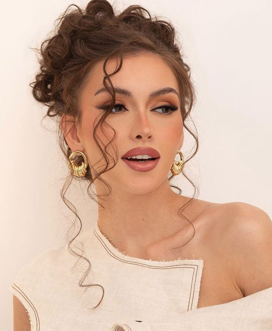 بالصور: إليكم تسريحات شعر مميزة وجميلة لصاحبات الشعر الطويل صورة رقم 1