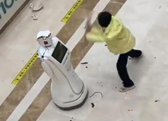 ممرضة تنتقم من روبوت سرق وظيفتها.. انهالت عليه بالضرب حتى حطمته صورة رقم 3 ممرضة تنتقم من روبوت سرق وظيفتها.. انهالت عليه بالضرب حتى حطمته صورة رقم 3