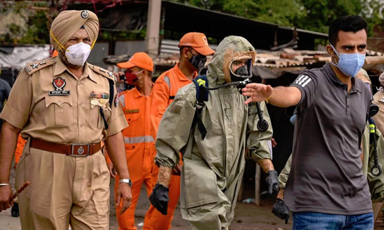 جثث زرقاء.. تسرب للغاز أمام محل ألبان يتسبب بكارثة في الهند صورة رقم 2 جثث زرقاء.. تسرب للغاز أمام محل ألبان يتسبب بكارثة في الهند صورة رقم 2