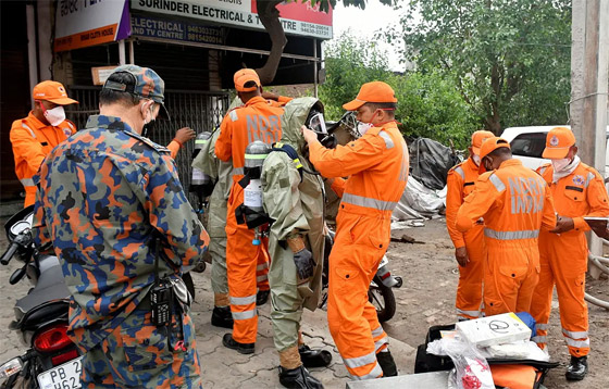 جثث زرقاء.. تسرب للغاز أمام محل ألبان يتسبب بكارثة في الهند صورة رقم 6 جثث زرقاء.. تسرب للغاز أمام محل ألبان يتسبب بكارثة في الهند صورة رقم 6